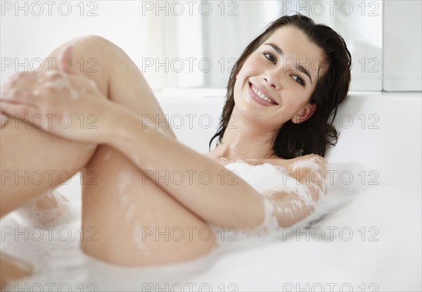 Woman in bubble bath. Photo : momentimages