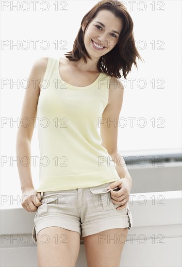 Smiling brunette woman. Photo : momentimages