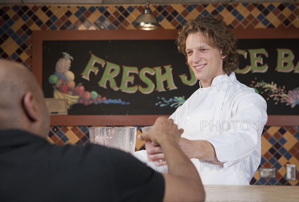 Bartender and customer at juice bar. Photo : Dan Bannister