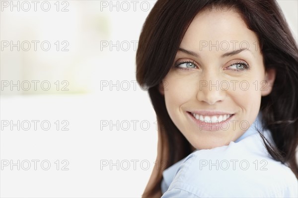 Beautiful brunette woman. Photo : momentimages