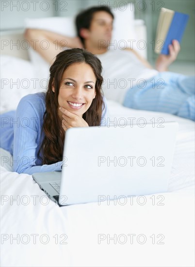 Woman browsing the internet. Photo : momentimages