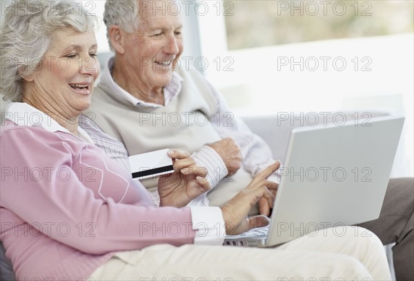 Senior couple shopping online. Photo : momentimages