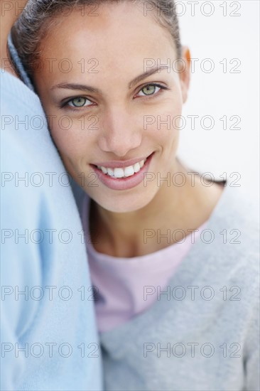 Woman leaning on man`s chest. Photo : momentimages