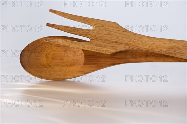 Wooden salad fork and spoon. Photo : Daniel Grill