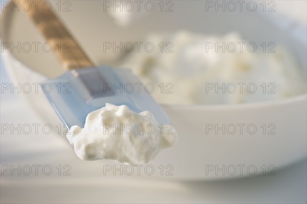 Whipped cream on rubber spatula. Photo : Daniel Grill