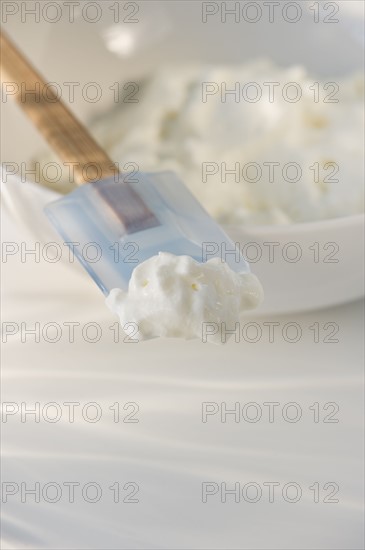 Whipped cream on rubber spatula. Photo : Daniel Grill