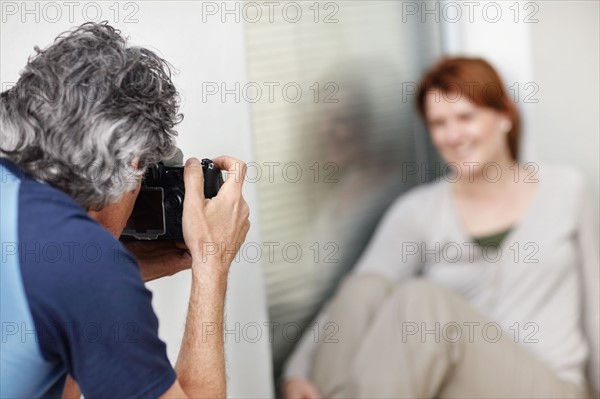Man taking picture of woman. Photo : momentimages