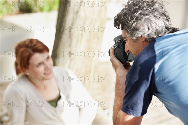 Man taking picture of woman. Photo : momentimages