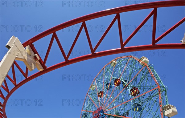 Amusement park rides. Photo. fotog
