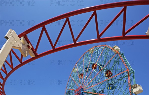 Amusement park rides. Photo : fotog