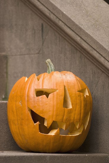 Jack-o-lantern on step. Photo. Antonio M. Rosario