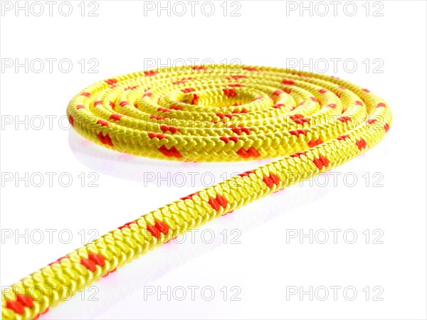 Yellow rope in a circular pattern. Photo : David Arky