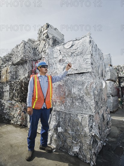 Worker at recycling plant. Photo. Erik Isakson