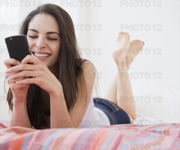 Woman texting. Photo : Jamie Grill