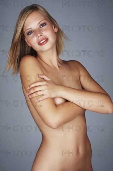 Naked blond woman. Photo : momentimages