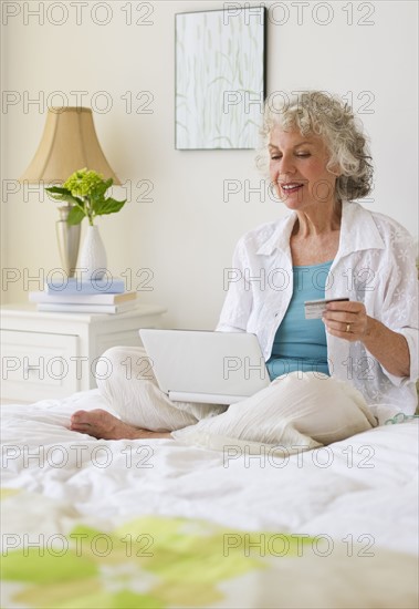 Woman shopping online. Photo : Daniel Grill