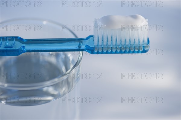 Toothbrush and glass of water. Photo : Daniel Grill