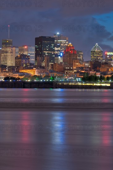 Canada, Montreal, skyline at dusk. Photo : Daniel Grill