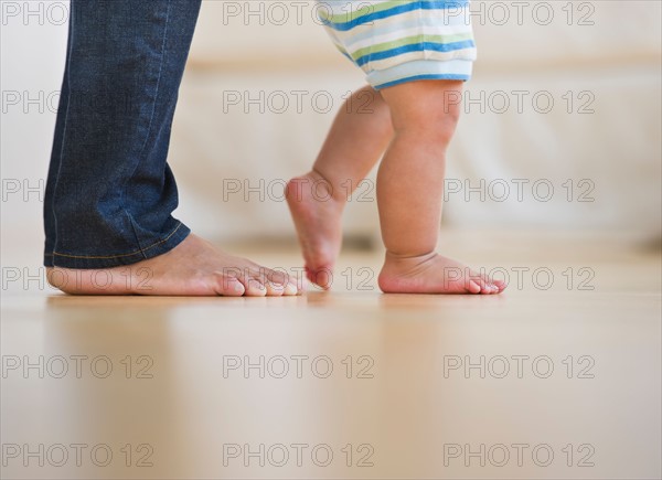 Mother assisting in her son's (6-11 months) first steps. Photo : Daniel Grill