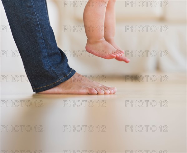 Mother carrying son (6-11 months), low section. Photo : Daniel Grill