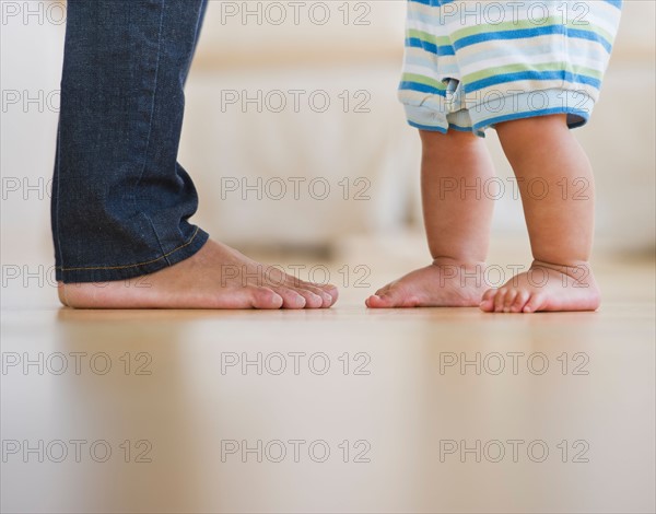 Mother and son (6-11 months) standing, low section. Photo : Daniel Grill