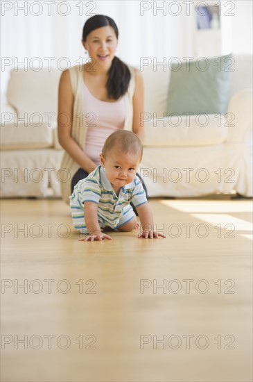 Mother watching her son (6-11 months) crawling. Photo : Daniel Grill