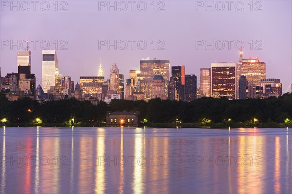 USA, New York State, New York City, Skyline with Bloomberg Building at dusk, view from Central Park. Photo : fotog