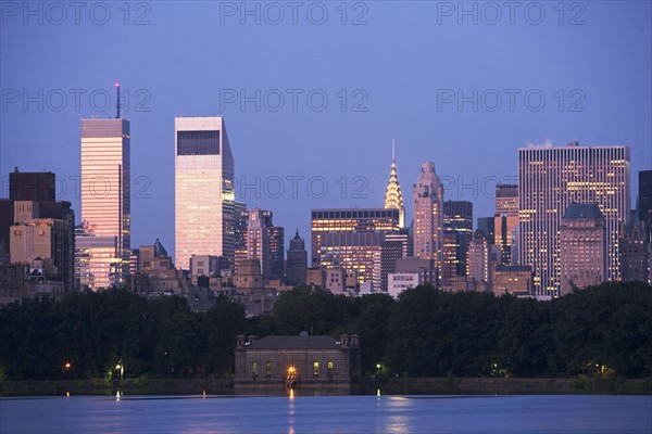 USA, New York State, New York City, Skyline with Bloomberg Building and Chrysler Building at dusk, view from Central Park. Photo : fotog