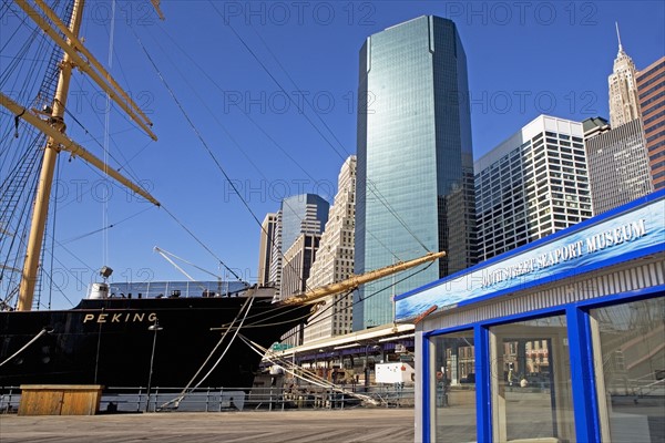 USA, New York State, New York City, Seaport Museum, sailing ship moored in harbor. Photo : fotog