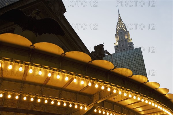 USA, New York State, New York City, Manhattan, Illuminated roof of Grand Central Terminal and Chrysler building. Photo : fotog