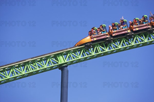 People on rollercoaster. Photo : fotog