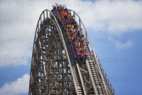 People on rollercoaster. Photo : fotog