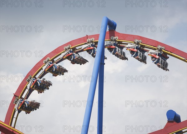 People on rollercoaster. Photo : fotog