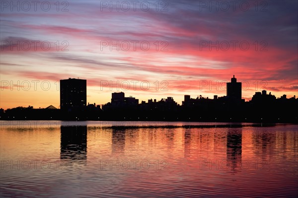 USA, New York City, Cityscape at dusk. Photo : fotog
