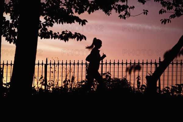 USA, New York City, Woman jogging in park. Photo : fotog