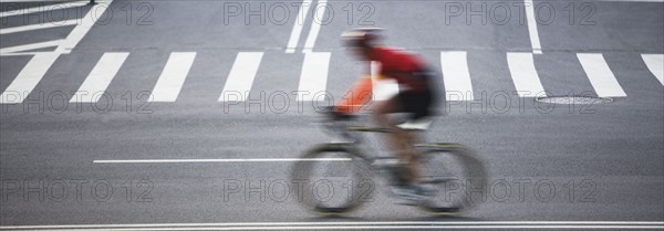 Cyclist on street. Photo : fotog