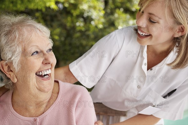 Daughter and mother looking each other. Photo : Momentimages