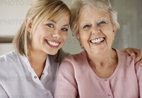 Daughter and mother looking each other. Photo : Momentimages