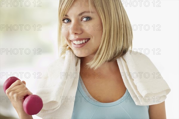 Portrait of young blonde woman exercising. Photo : Momentimages