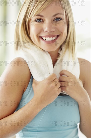 Portrait of young blonde woman in workout clothes. Photo : Momentimages