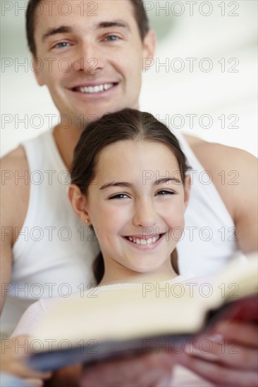 Father and daughter (10-11) portrait. Photo : Momentimages