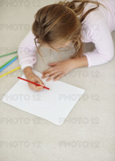 Girl (10-11) drawing. Photo : Momentimages