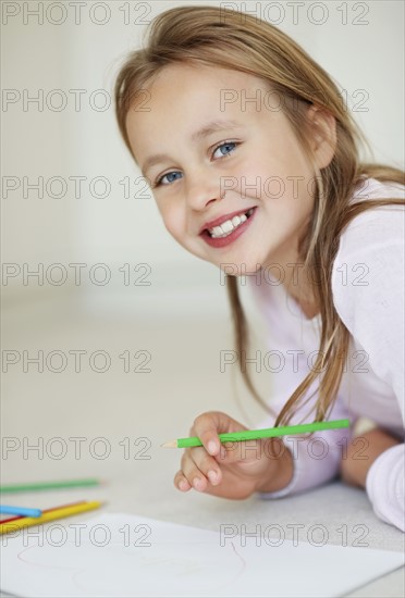 Girl (10-11) drawing. Photo : Momentimages