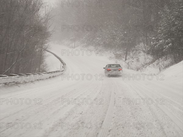 Car on country road in blizzard. Photo : Johannes Kroemer