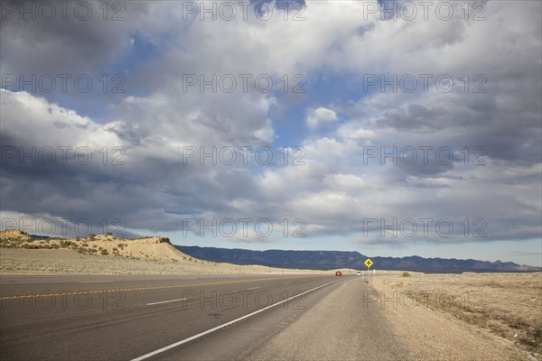 Road in desert. Photo : Johannes Kroemer