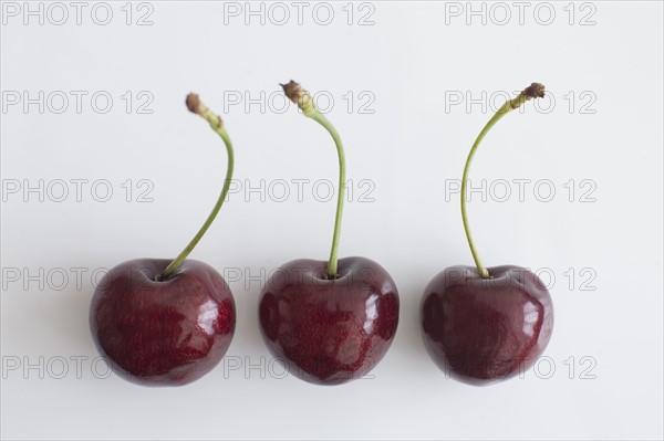 Three ripe cherries. Photo : David Engelhardt