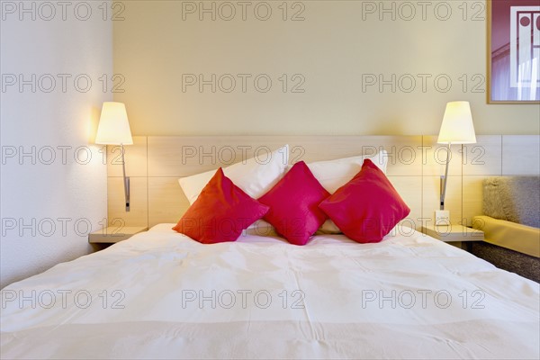 Pillows on bed in luxury home. Photo : Jon Boyes