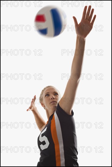 Young girl (16-17) playing volleyball. Photo : Mike Kemp