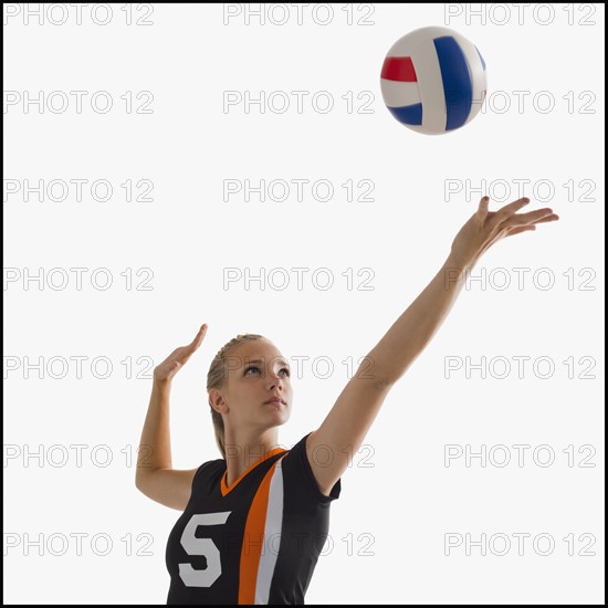 Young girl (16-17) playing volleyball. Photo : Mike Kemp