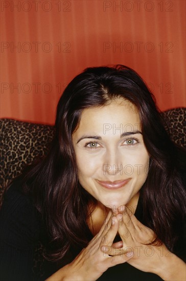 Smiling brunette woman. Photo : Fisher Litwin